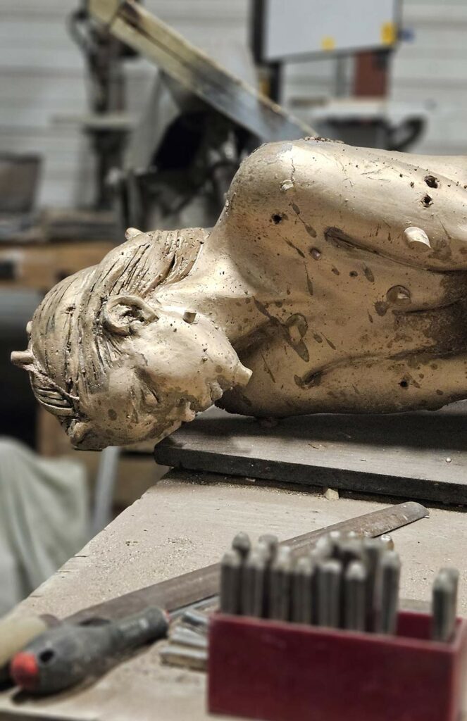 Fonte brute sculpture "Angie" de Marie-Paule Deville-Chabrolle