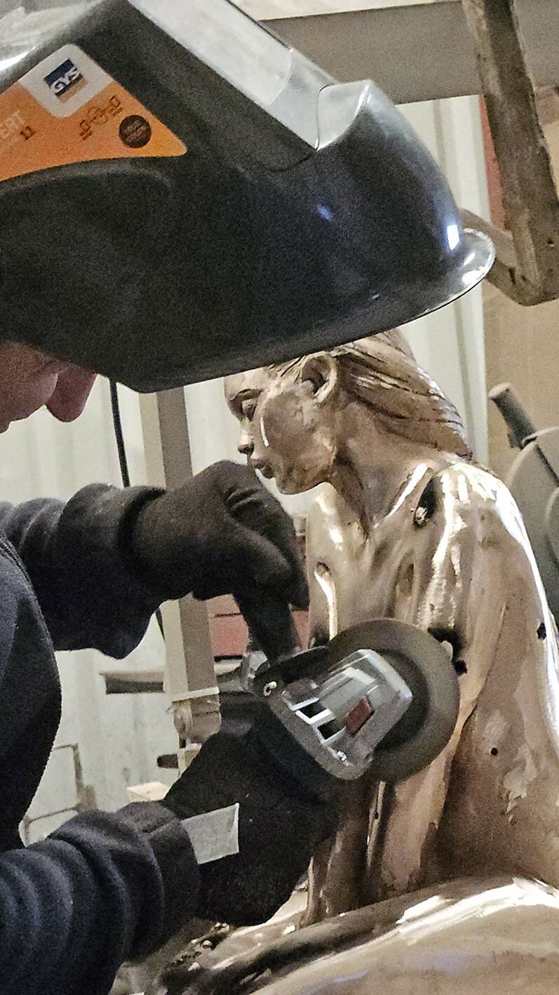 ciselure en cours sur bronze - sculpture "Angie" de Marie-Paule Deville-Chabrolle
réalisé par l'atelier d'art Art & Bronze @artetbronze
www.art-et-bronze.fr