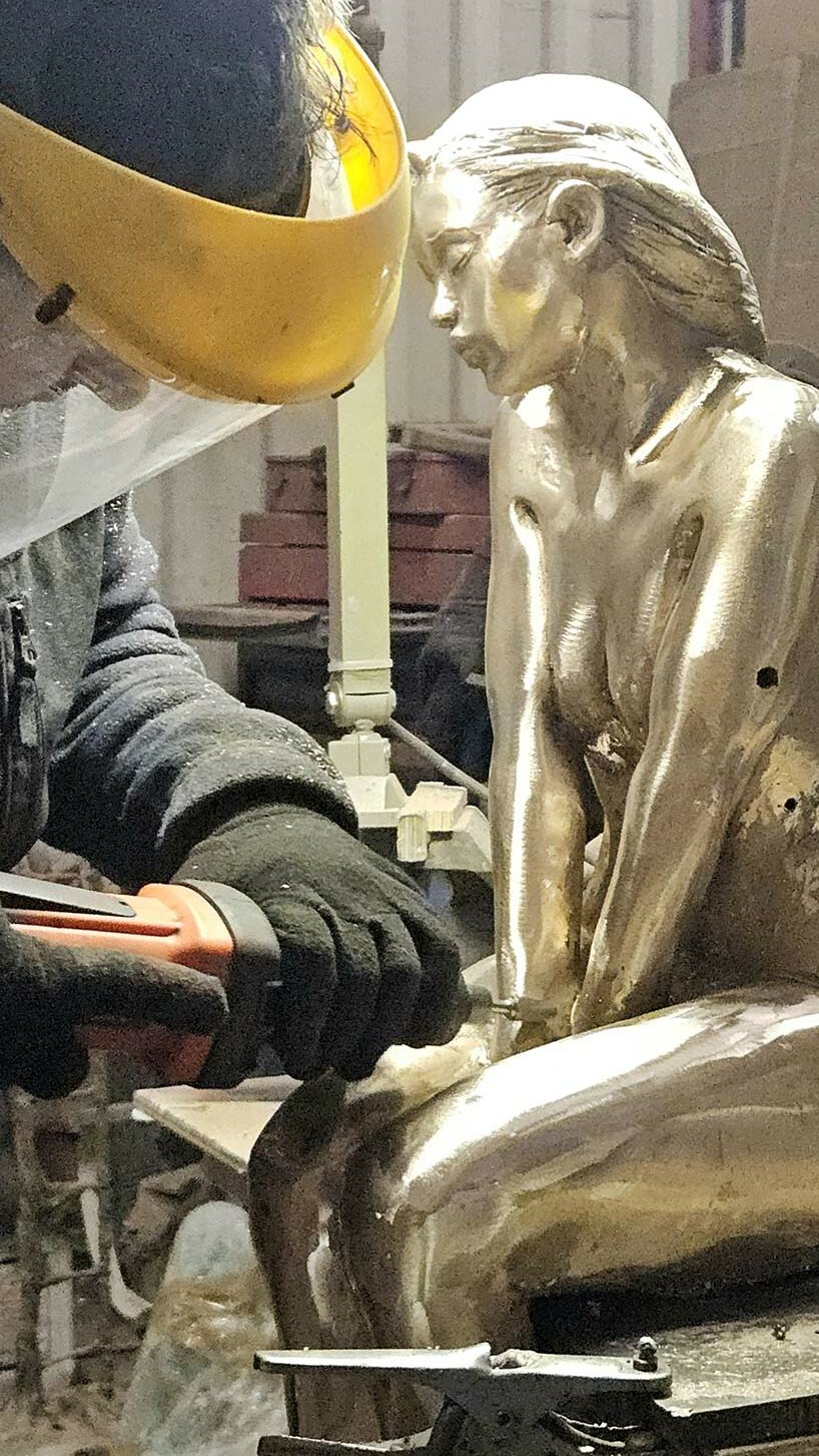 ciselure en cours sur bronze - sculpture "Angie" de Marie-Paule Deville-Chabrolle
réalisé par l'atelier d'art Art & Bronze @artetbronze
www.art-et-bronze.fr