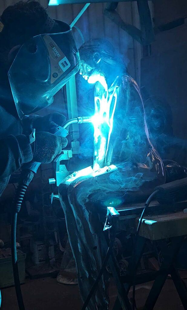 ciselure en cours et soudure au MIG sur bronze - sculpture "Angie" de Marie-Paule Deville-Chabrolle
réalisé par l'atelier d'art Art & Bronze @artetbronze
www.art-et-bronze.fr
