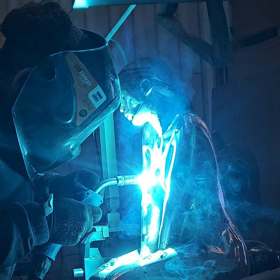 « Angie » ciselure et patine en cours de fabrication à l’atelier d’art « Art & Bronze »