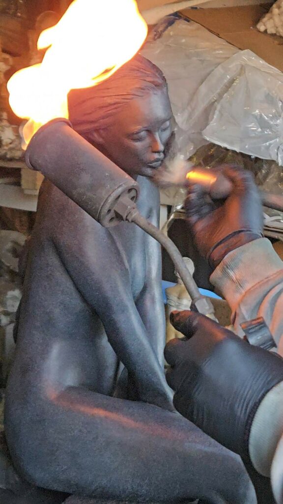 patine en cours sur bronze - sculpture "Angie" de Marie-Paule Deville-Chabrolle
réalisé par l'atelier d'art Art & Bronze @artetbronze
www.art-et-bronze.fr